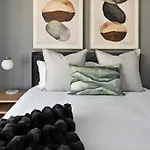 Freya - Stunning 2 Bed With City & Table Mountain Views !