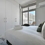Freya - Stunning 2 Bed With City & Table Mountain Views !