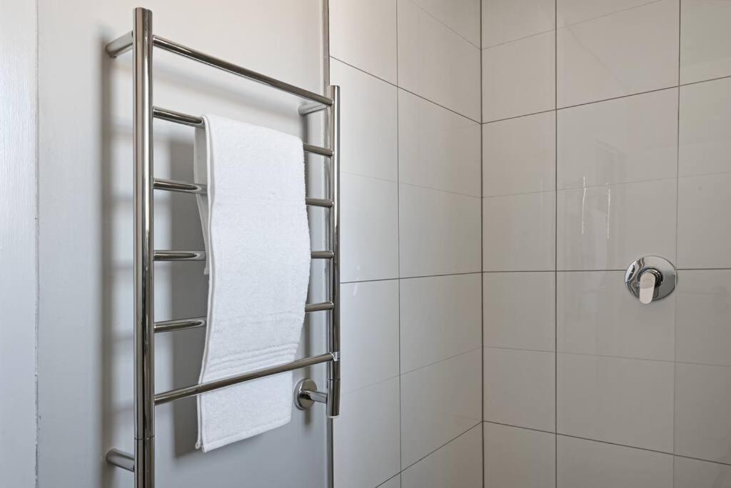 Apartment Freya - Stunning 2 Bed With & Table Mountain Views ! *