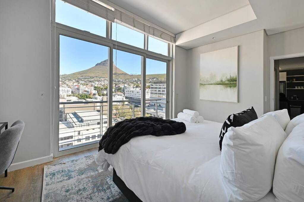 Freya - Stunning 2 Bed With & Table Mountain Views ! *