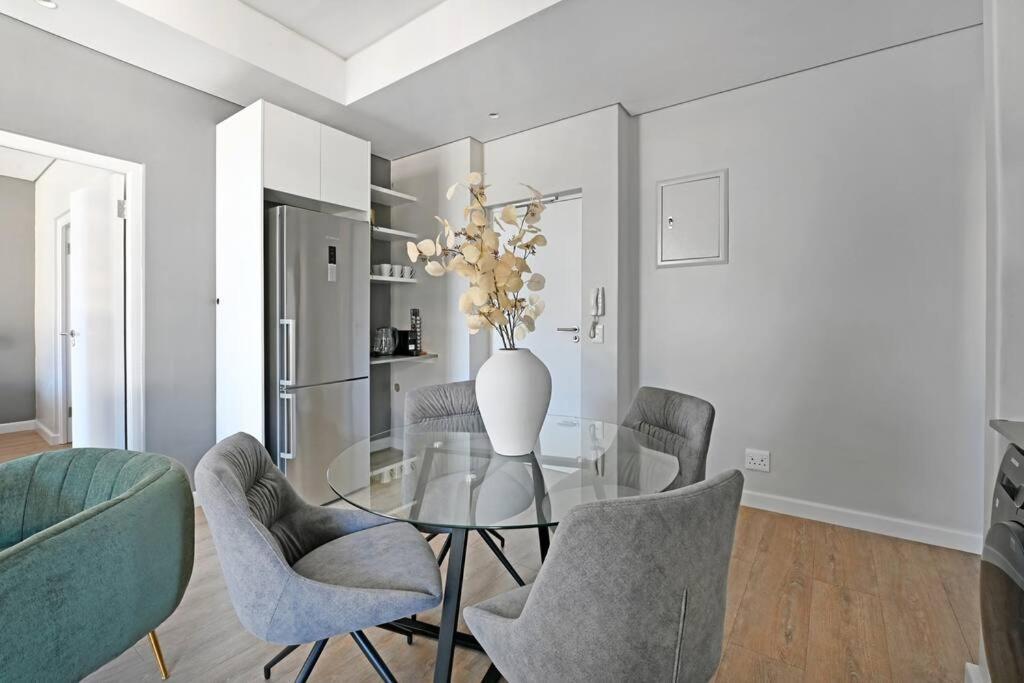Freya - Stunning 2 Bed With & Table Mountain Views !