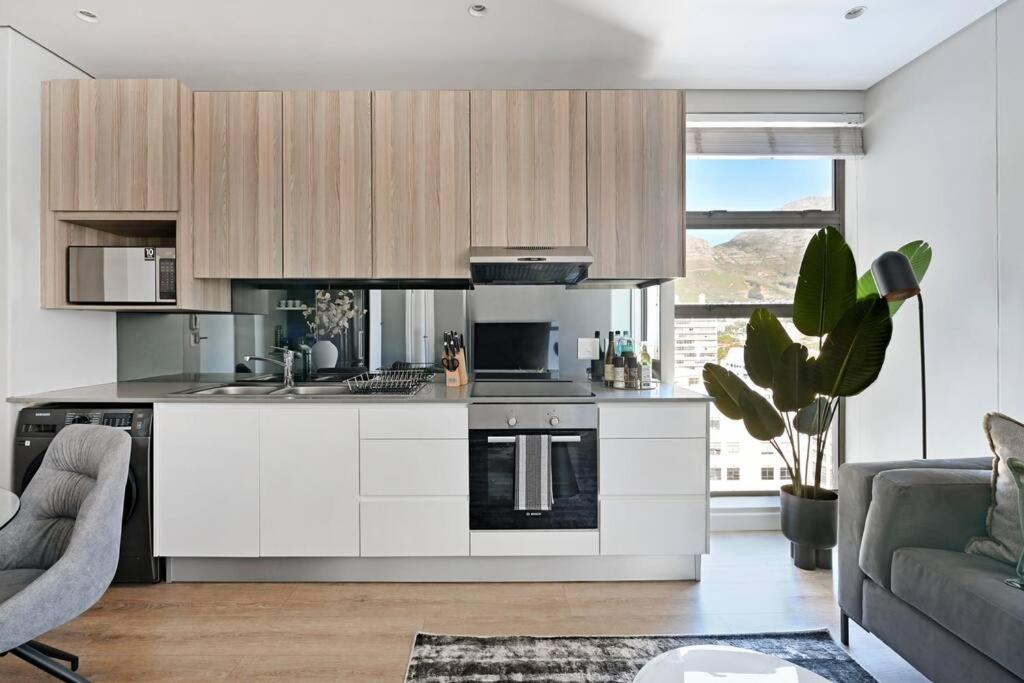 Freya - Stunning 2 Bed With & Table Mountain Views ! Cape Town