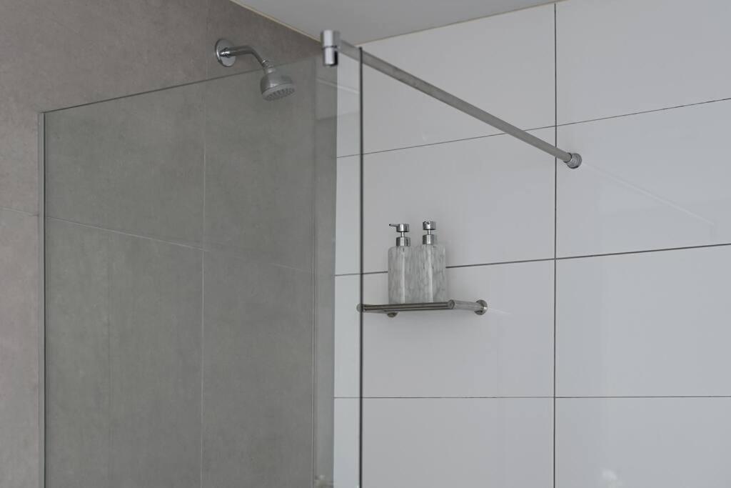 Freya - Stunning 2 Bed With & Table Mountain Views !