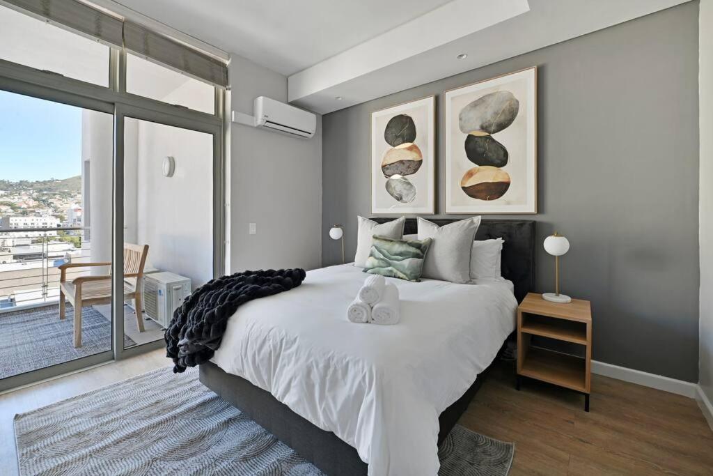 Freya - Stunning 2 Bed With & Table Mountain Views ! *