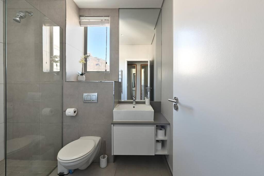 Freya - Stunning 2 Bed With & Table Mountain Views !