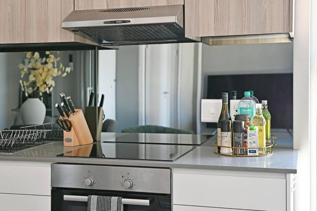 Freya - Stunning 2 Bed With & Table Mountain Views ! *